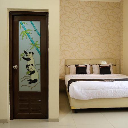 Oyo 1616 Hotel Central City 2 Tanjung Pandan Exteriör bild