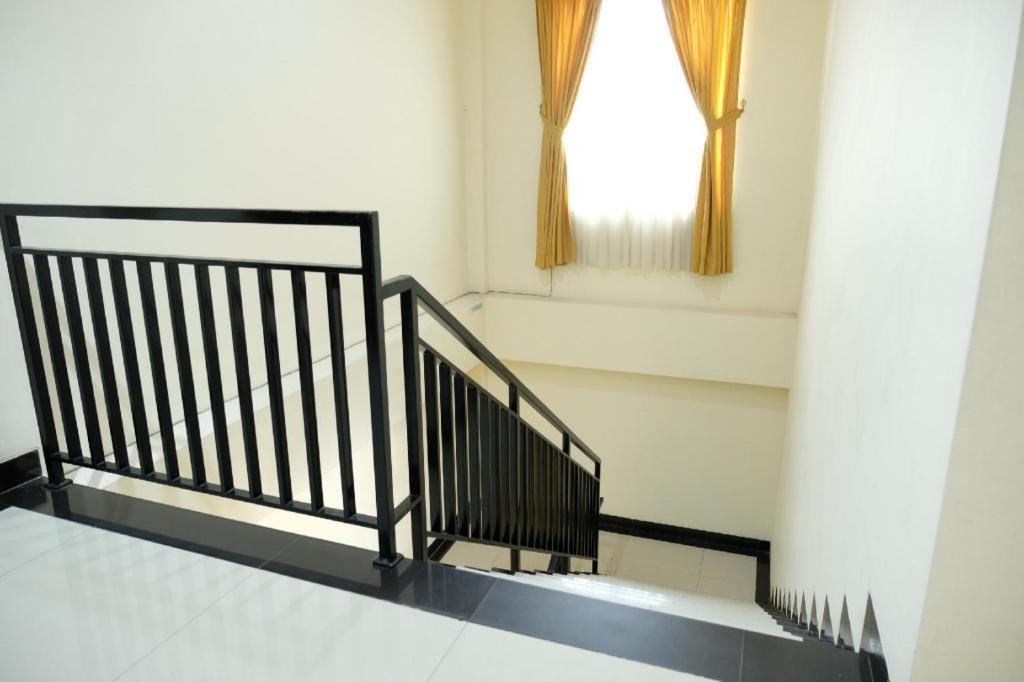 Oyo 1616 Hotel Central City 2 Tanjung Pandan Exteriör bild