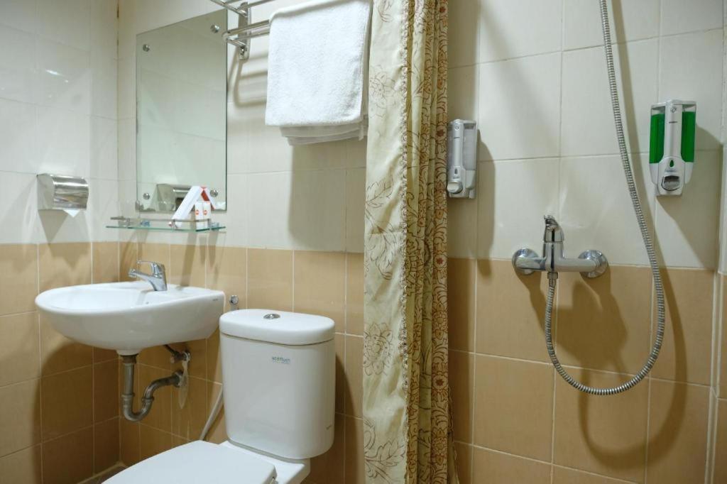 Oyo 1616 Hotel Central City 2 Tanjung Pandan Exteriör bild