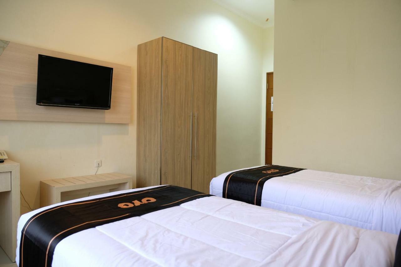 Oyo 1616 Hotel Central City 2 Tanjung Pandan Exteriör bild