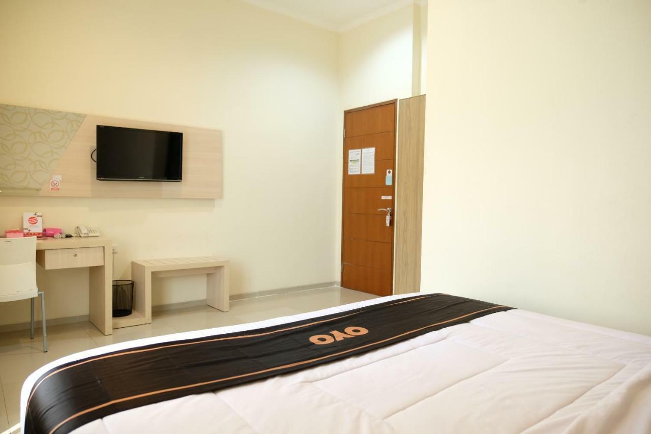Oyo 1616 Hotel Central City 2 Tanjung Pandan Exteriör bild