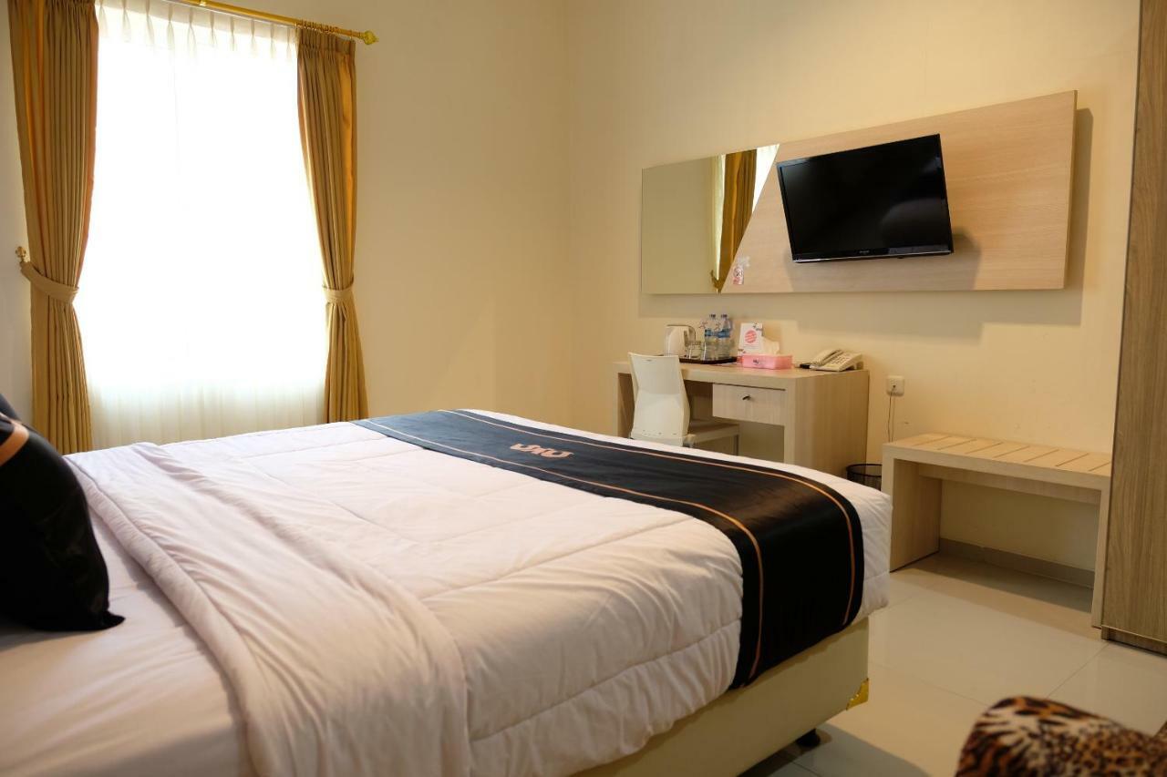 Oyo 1616 Hotel Central City 2 Tanjung Pandan Exteriör bild