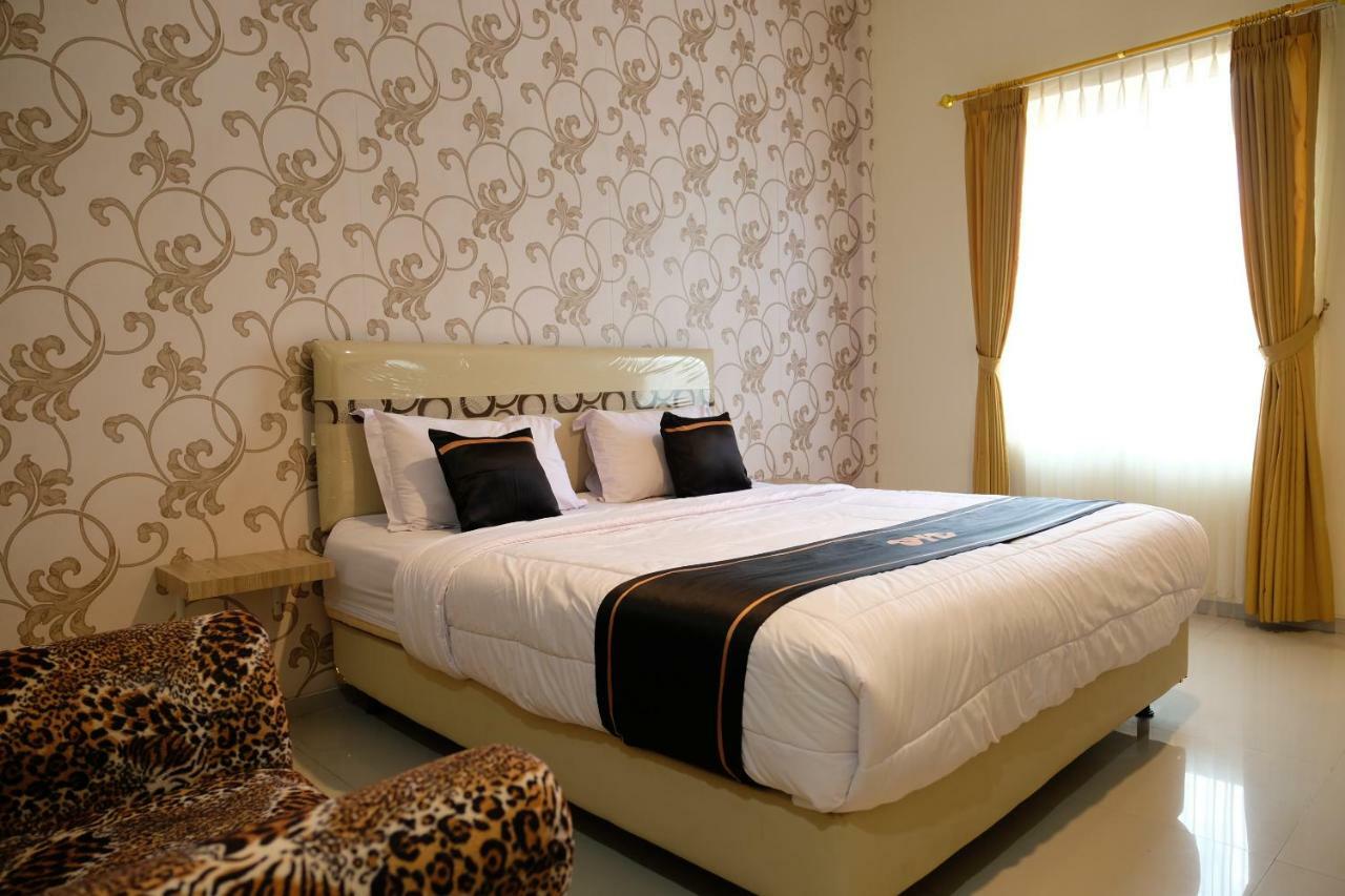 Oyo 1616 Hotel Central City 2 Tanjung Pandan Exteriör bild