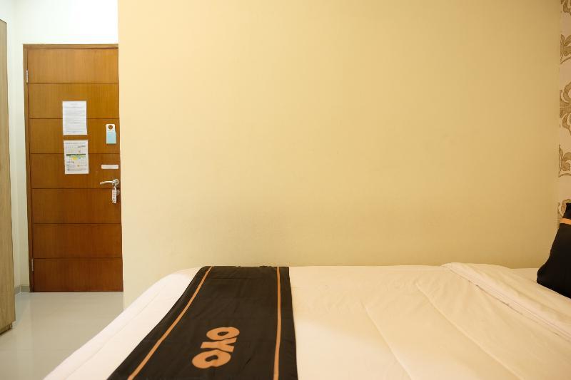 Oyo 1616 Hotel Central City 2 Tanjung Pandan Exteriör bild