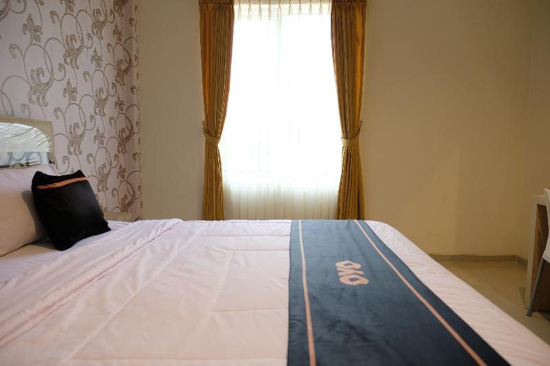 Oyo 1616 Hotel Central City 2 Tanjung Pandan Exteriör bild