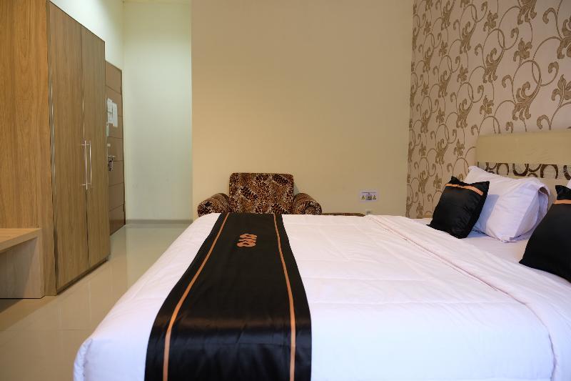 Oyo 1616 Hotel Central City 2 Tanjung Pandan Exteriör bild